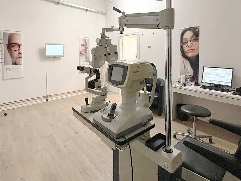 Messplatz für den Sehtest und die Augenglasbestimmung mit Phoropter und Bildschirm